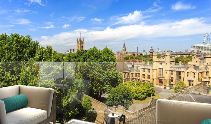 This London property offers its residents spectacular views of the capital’s iconic attractions like the Palace of Westminster and London Eye